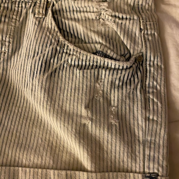 Women’s Garage Brand Jean shorts - Picture 5 of 8